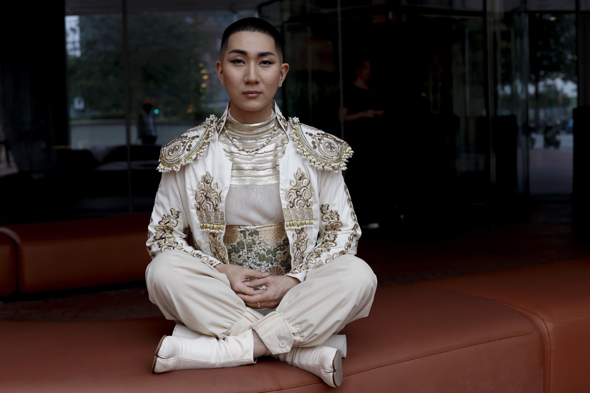 La historia de Kodo Nishimura: el monje budista que “usa tacones”, activista Lgtbi y maquilló a la primera Miss Universo trans