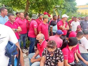 Trabajadores de Sucre Gas se cansaron de la “mamadera de gallo” y protestaron en la gobernación chavista