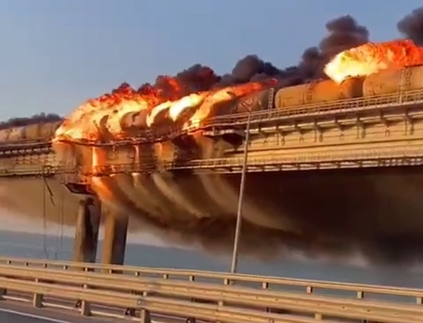 ¿Ataque estratégico? Reportan incendio tras explosión en puente que une a Crimea con Rusia (Imágenes)