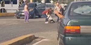 Niña cae al pavimento desde un carro en movimiento en Naguanagua estado Carabobo