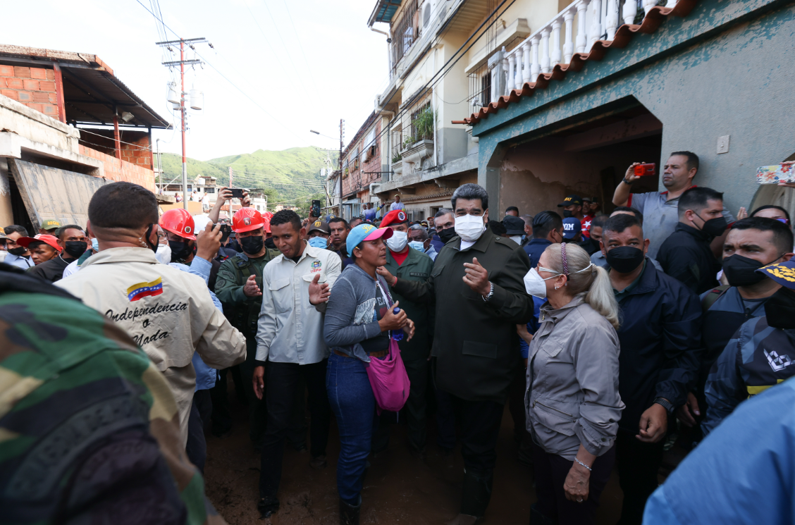 Maduro usó un megáfono para lanzar promesas habitacionales en Las Tejerías (video)