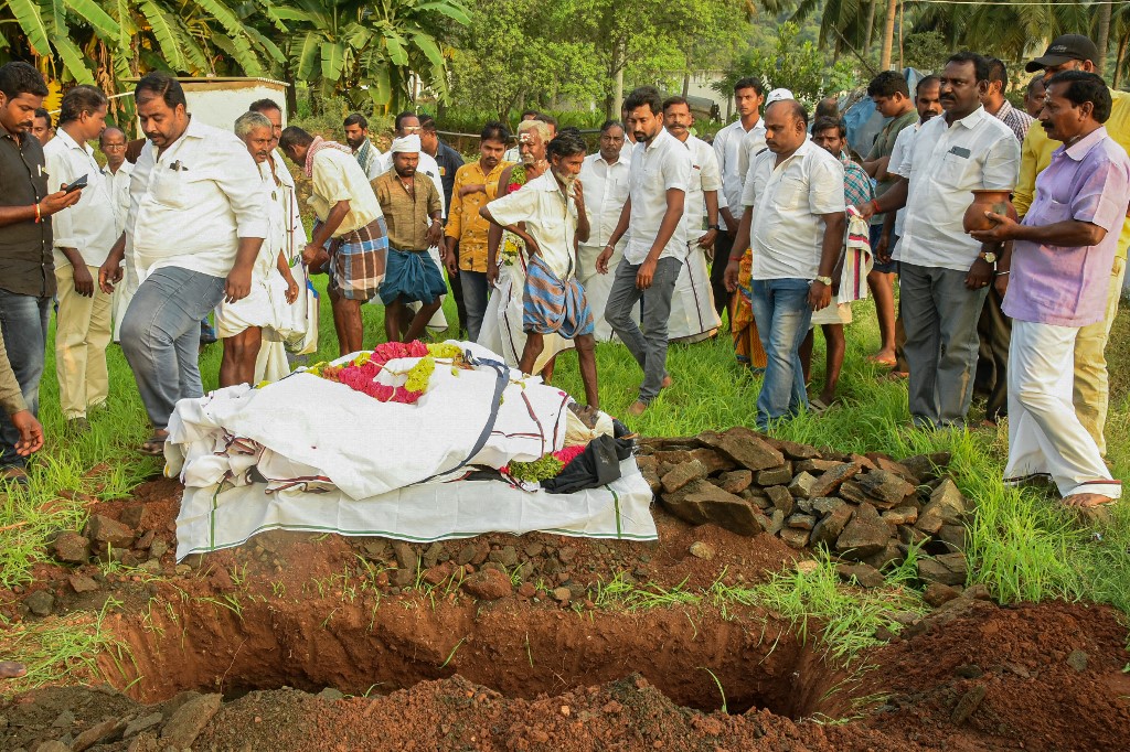 Un anciano se inmoló en India para protestar contra la política de la lengua oficial