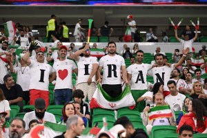 Hinchas iraníes abuchearon el himno del régimen antes del partido contra EEUU (Video)