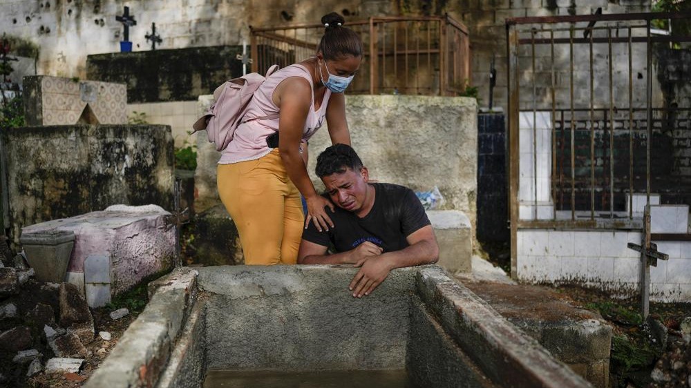 Survivors of Venezuelan mudslide bury dead, look for missing