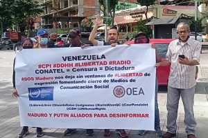 Protestan frente a Conatel contra el cierre masivo de emisoras de radio en Venezuela