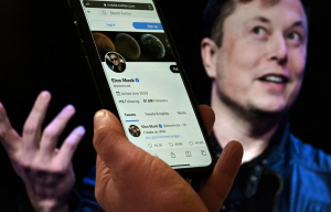 Elon Musk advierte a Apple y Google que fabricará un celular propio si bloquean el acceso a Twitter