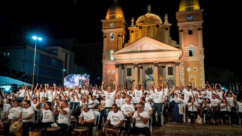 El emotivo homenaje a Daniel Alvarado al ritmo de “El Negrito Fullero” en la plazoleta de la Basílica (VIDEO)