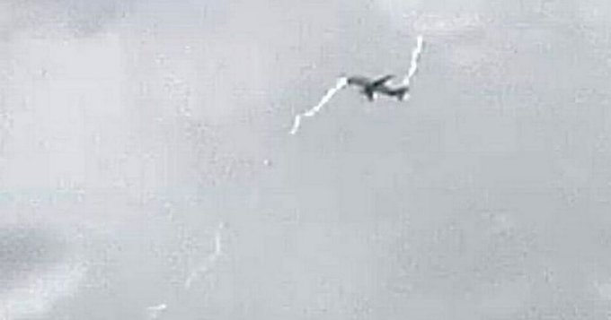 ¡De terror! preciso momento en que un rayo golpea un avión en el aire durante una tormenta (Imágenes)