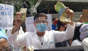 Crisis depresiva, hambre y hospitales colapsados: trabajadores de la salud en Venezuela llevan años protestando por sus derechos