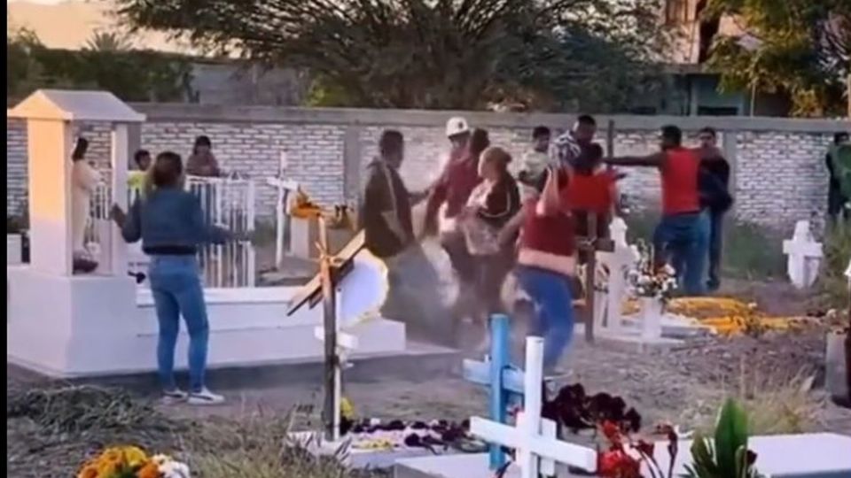 VIDEO muestra como familia protagonizó pelea en pleno cementerio: Se lanzaron de todo