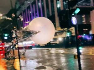 Bolas de Navidad más grandes que automóviles causaron estragos en calles de Londres (video)