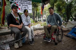 Activistas Lgbt cumplieron una semana encadenados frente a la Defensoría del Pueblo en Caracas