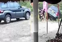VIDEO: Pareja paró a tomarse fotos en un cañón de Colombia y su carro se fue al abismo
