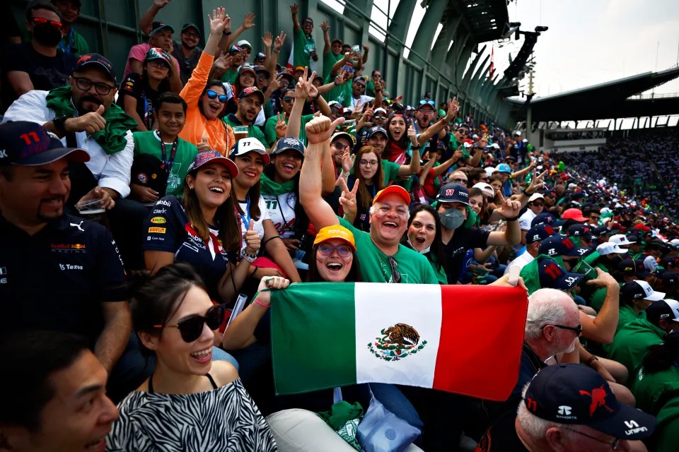 FOTO: Fanático se fue del GP de México de F1 con un neumático y se hizo VIRAL