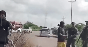 Indígenas yukpas trancan carreteras y se enfrentan hasta a la GNB para conseguir dinero en Zulia (Videos)