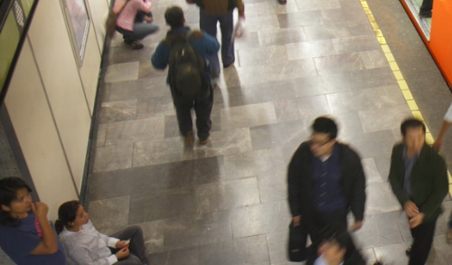 VIDEO: Se desató una brutal pelea en el metro y el músico nunca paró de tocar