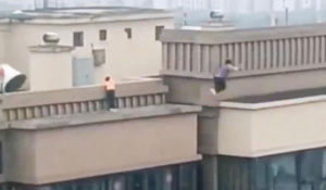 VIDEO extremo y paralizante: niños hacen parkour en el borde de un edificio de 22 pisos