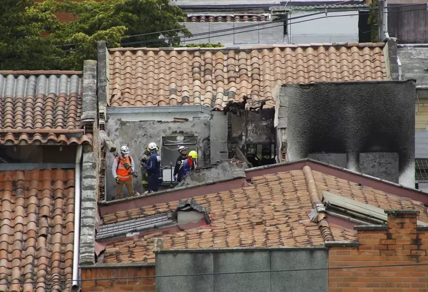 Revelan impresionante VIDEO del momento exacto en que avioneta choca contra casa en Medellín