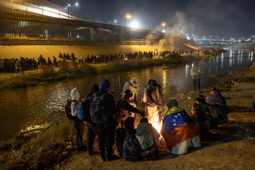 “¡Somos seres humanos!”: venezolanos rompen en llanto a los pies de la frontera de EEUU