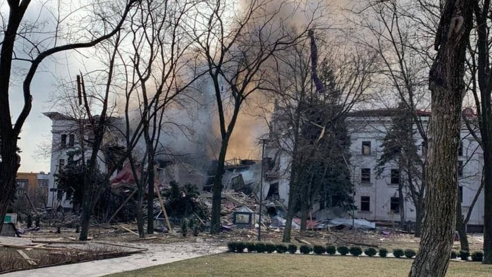 Ucrania denuncia que las fuerzas rusas están demoliendo el teatro de Mariúpol