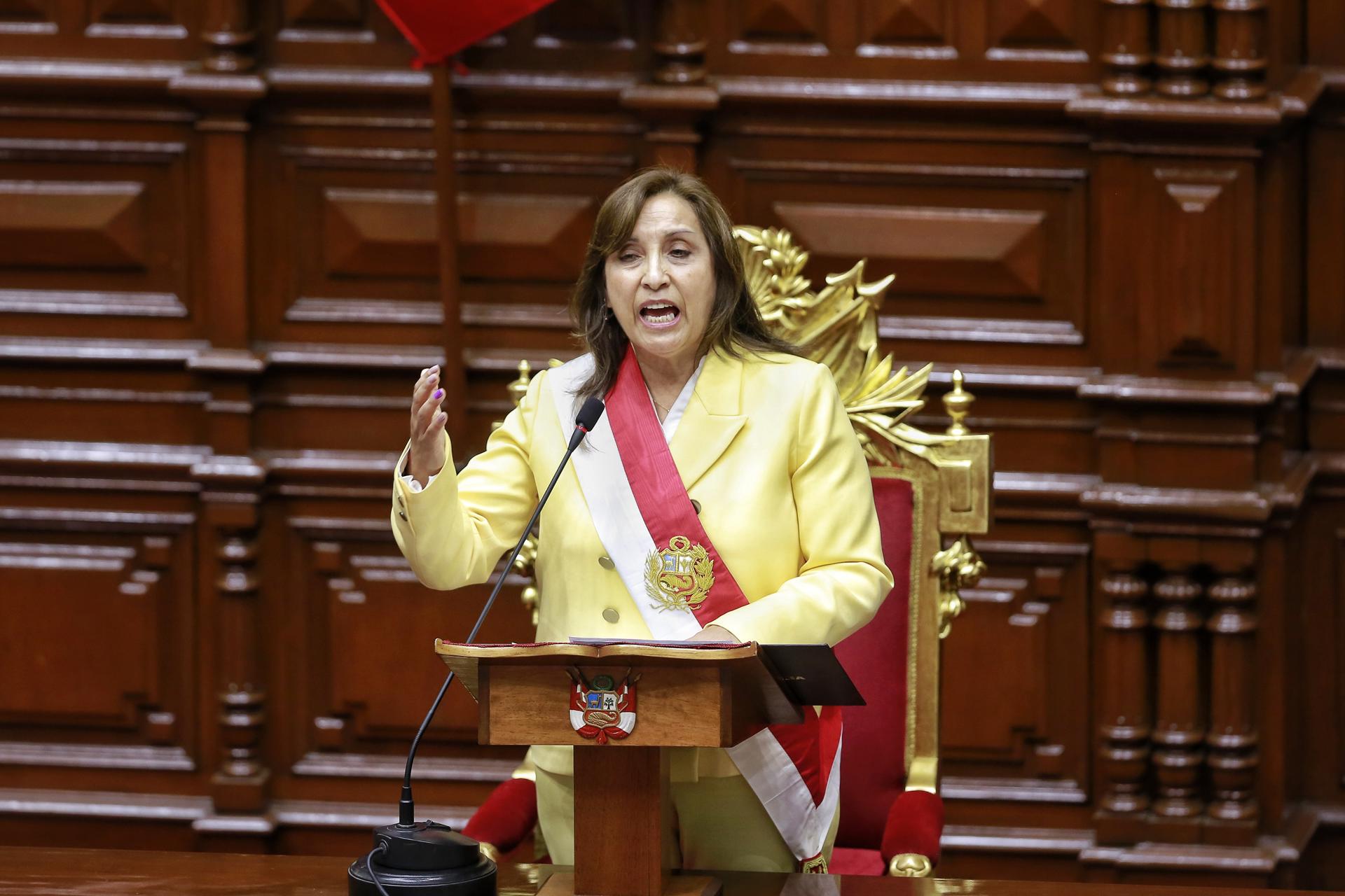 Presidenta de Perú plantea adelantar elecciones a diciembre de 2023