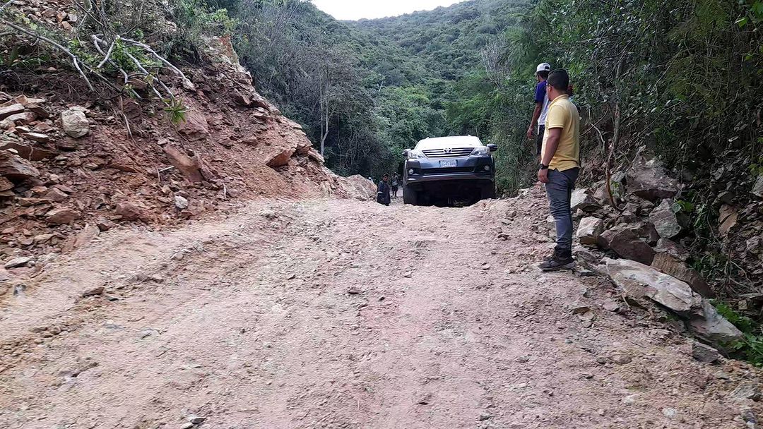 Chavismo improvisó una “vía” entre Ocumare y Cata… y “de chiripa” pasan los rústicos (IMÁGENES)