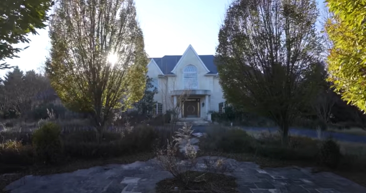 Encontró una mansión abandonada, la mostró por YouTube y sorprendió a todos con el hallazgo (VIDEO)