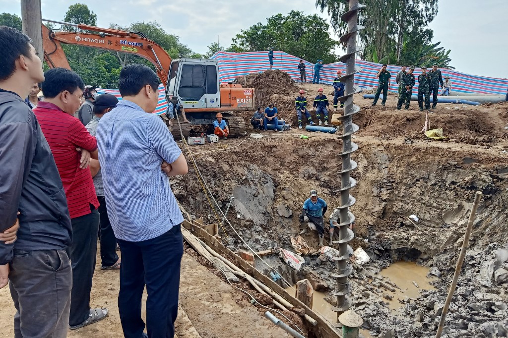 Ejército intenta rescatar a niño que cayó en un hueco de 35 metros en Vietnam