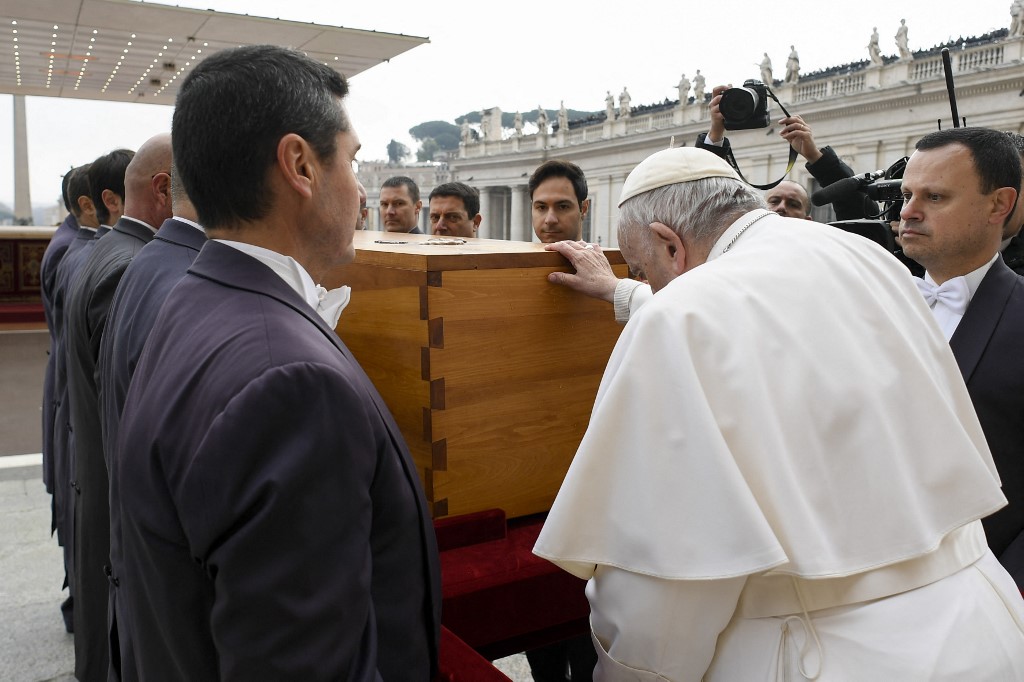 Despedida histórica: el emotivo gesto del papa Francisco ante el ataúd de Benedicto XVI antes de ser enterrado (Video)