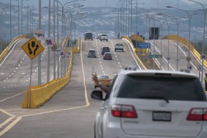 Colombia, Venezuela open key binational bridge as ties warm