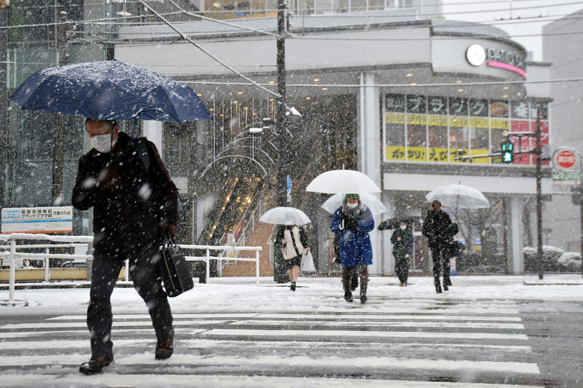 Cancelan más de 200 vuelos en Japón ante la mayor ola de frío en una década