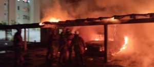 Fuerte incendio se desarrolló en el estacionamiento de un edificio de Montalbán (Videos)