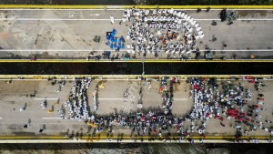 After years, private vehicles start crossing Colombia-Venezuela border again