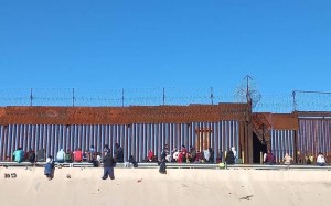 Les dejaron la puerta abierta: Migrantes aprovechan un descuido para cruzar el muro fronterizo de EEUU (VIDEO)