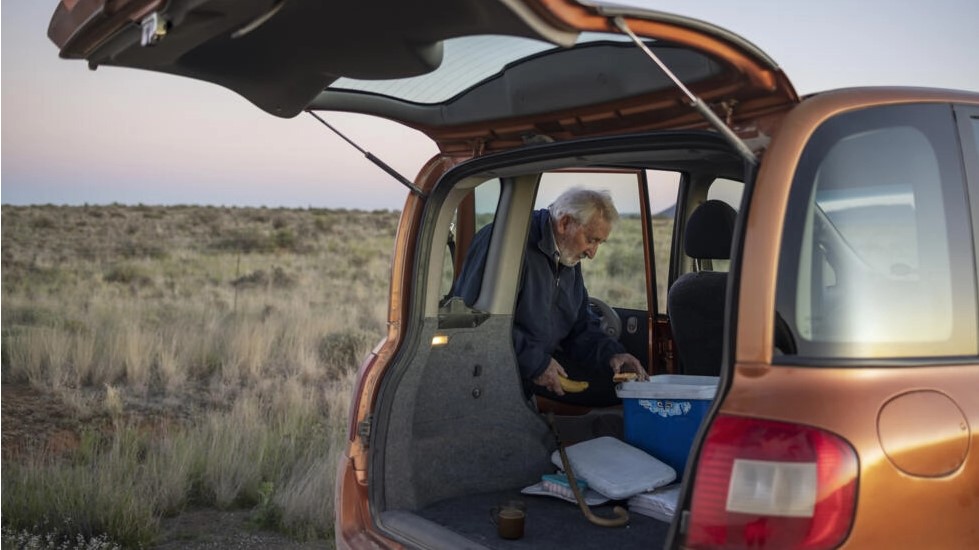 Frans Hugo, el periodista de 90 años que reparte periódicos en el desierto de Sudáfrica