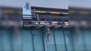 VIDEO: Se lanzó desde lo alto de las vías del metro en Nueva York tras quedar colgado desnudo