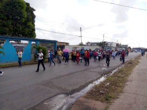 Maestros de varias escuelas de Maturín marcharon para exigir salarios en dólares (VIDEO)