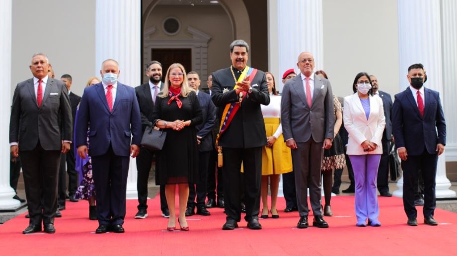 Maduro y “Cilita” llegaron encaramados en un Tiuna al Palacio Federal Legislativo (FOTOS)