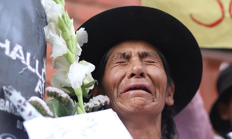 Sepelios marcan protestas en Perú mientras persisten bloqueos en zonas andinas