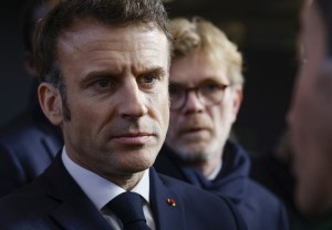 Macron, bajo presión en Francia tras adopción de su polémica reforma de pensiones