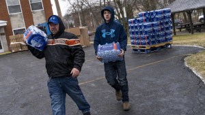 VIDEO: Reparten botellas de agua entre residentes afectados por el derrame químico en Ohio