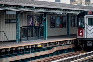 Conmoción en Nueva York: Joven de 15 años falleció en el metro mientras hacía “subway surfing”