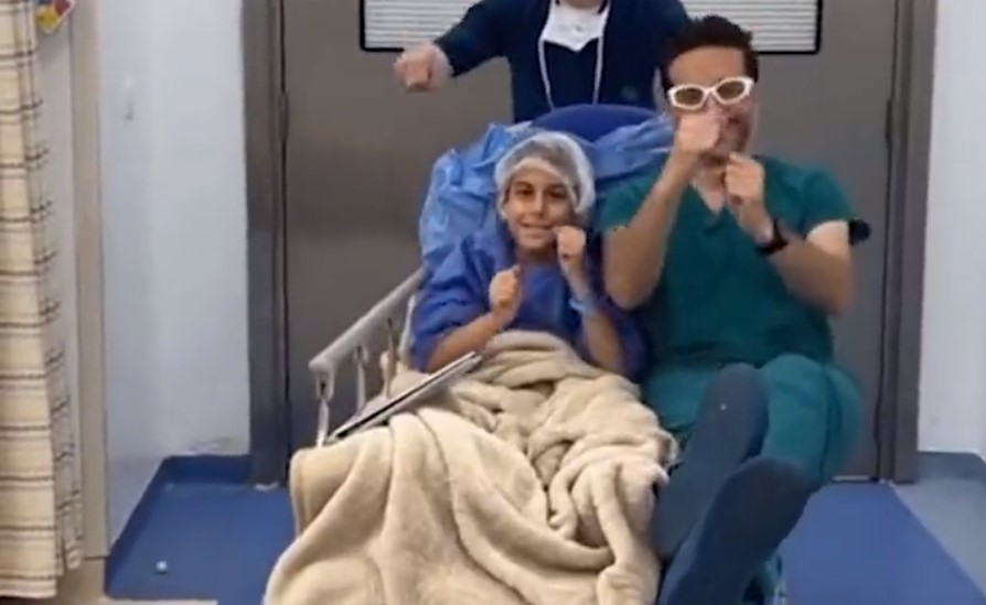 EN VIDEO: cirujano infantil baila y bromea con los niños antes de entrar a quirófano