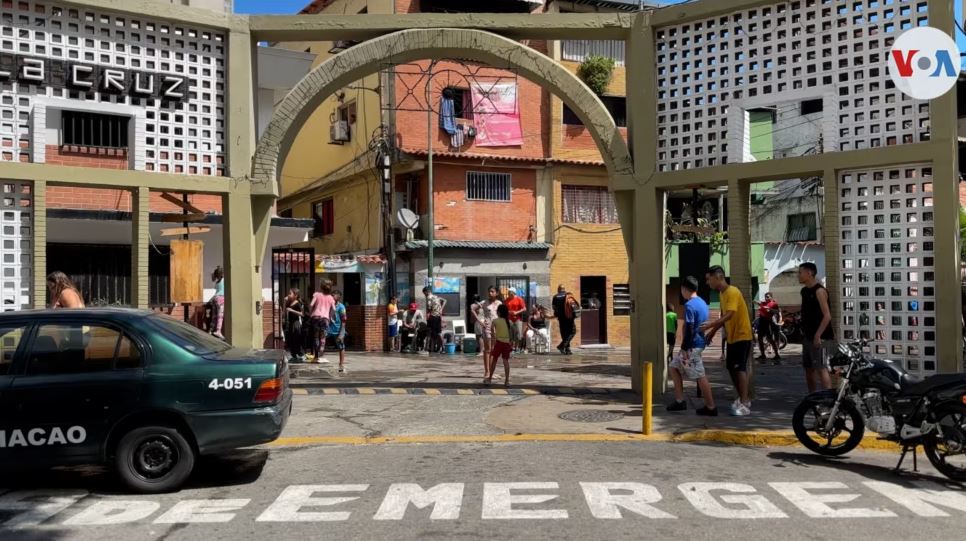 Una batalla de bombas con agua, diversión y risas para niños en Venezuela