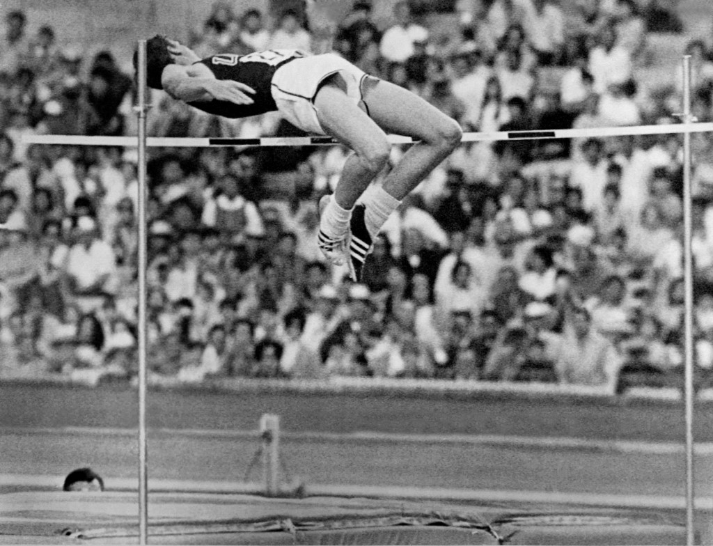 Murió Dick Fosbury, el atleta que revolucionó el salto de altura