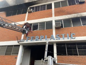 Controlaron el incendio que consumía un edificio en Boleíta este #21Mar