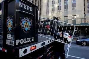 Policía de Nueva York instala vallas frente a corte ante posible arresto de Trump y llamado a protestas