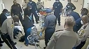 El estado de Virginia difundió el video de la muerte de un hombre esposado con policías encima en un hospital psiquiátrico