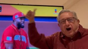 La eufórica reacción de López Obrador tras la victoria de México a Puerto Rico en el Clásico Mundial (VIDEO)
