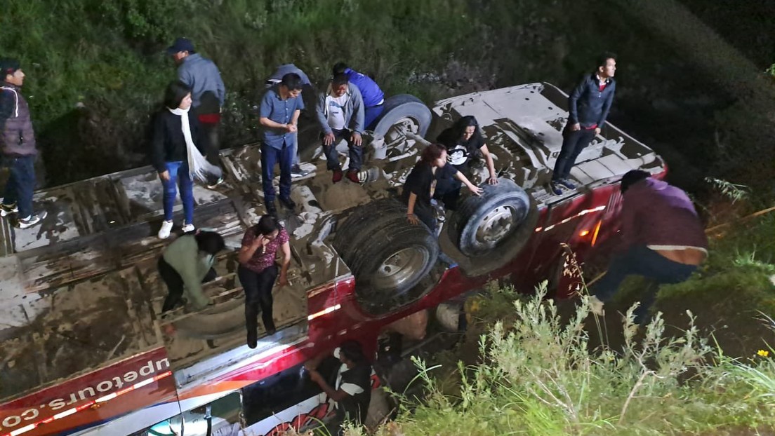 Al menos 10 muertos y 25 heridos deja la volcadura de un autobús en Perú